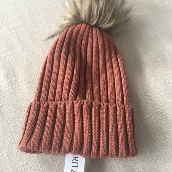 Aritzia Salmon colour toque faux fur pom-pom / NWT